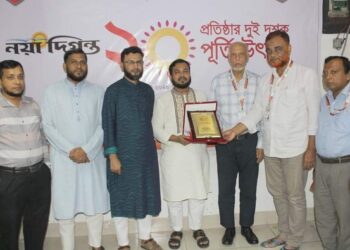 দৈনিক নয়াদিগন্তের ২০ বৎসর পূর্তি উপলক্ষ্যে জামায়াতের পক্ষ থেকে ক্রেস্ট প্রদান